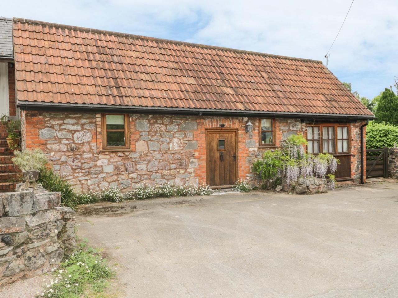 High Park Barn - carbon neutral hotel in Cullompton