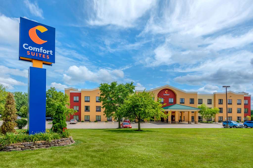 Comfort Suites near Route 66 in Springfield, United States