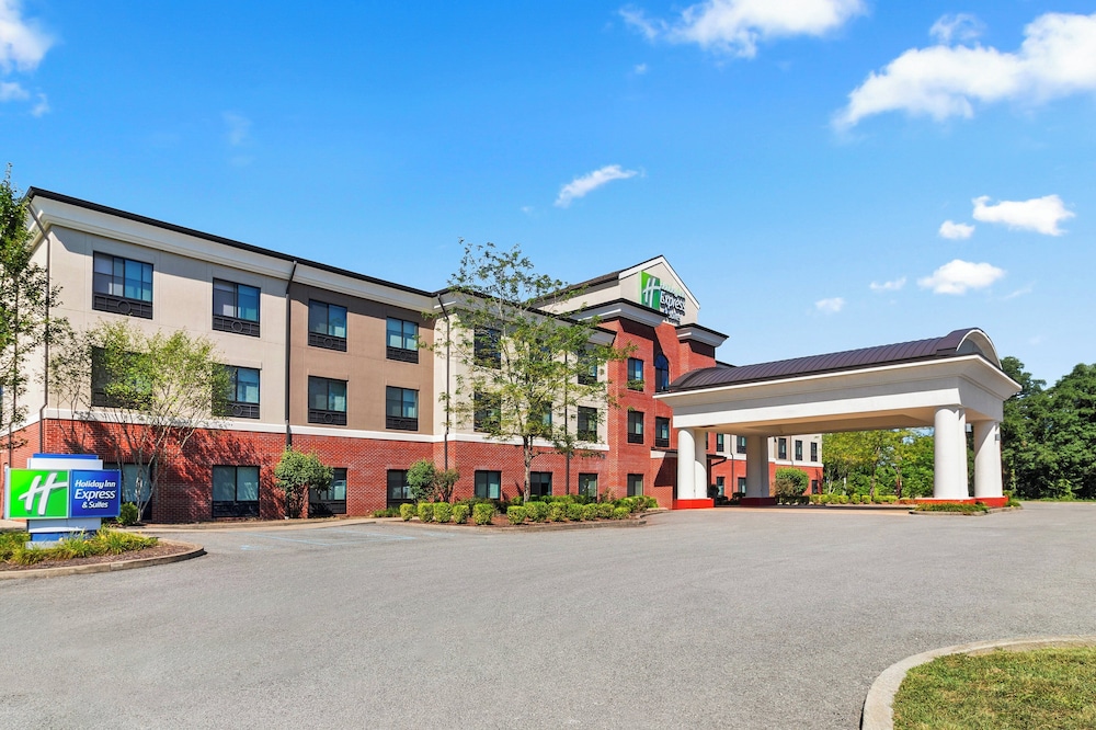 Holiday Inn Express and Suites Fairmont by IHG - photo 68