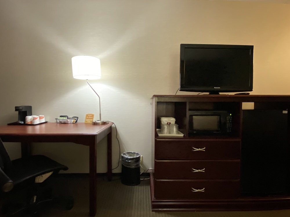 Clarion Inn & Suites Grand Rapids Airport - photo 53