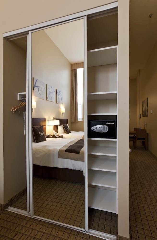 Pointe Plaza Hotel - photo 33