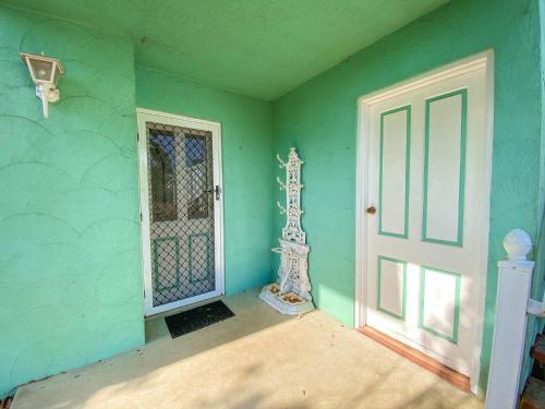 Rio Vista Burrum Heads Riverfront 2BR Large Yard — Burrum Heads — photo 4