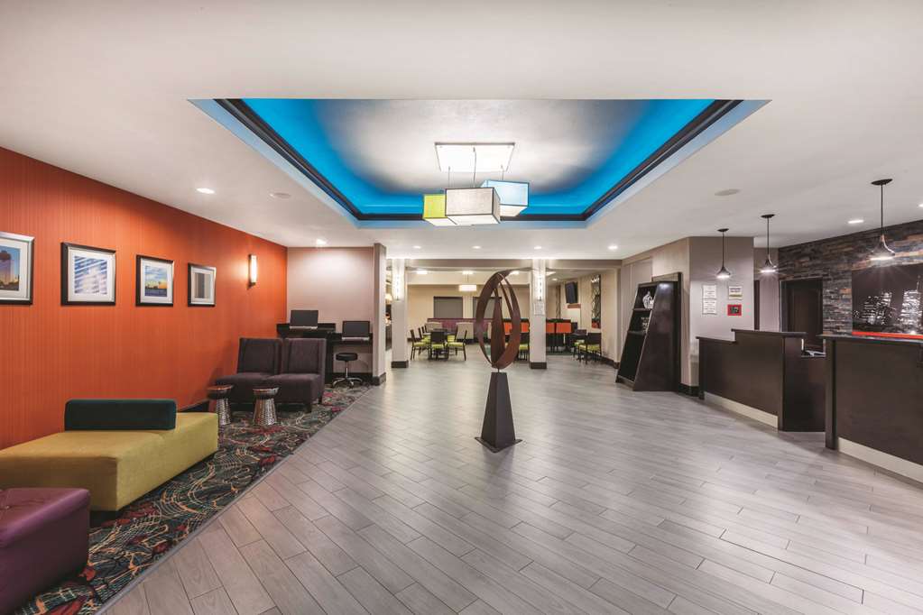 La Quinta Inn & Suites by Wyndham Houston Bush Intl Airpt E - photo 6