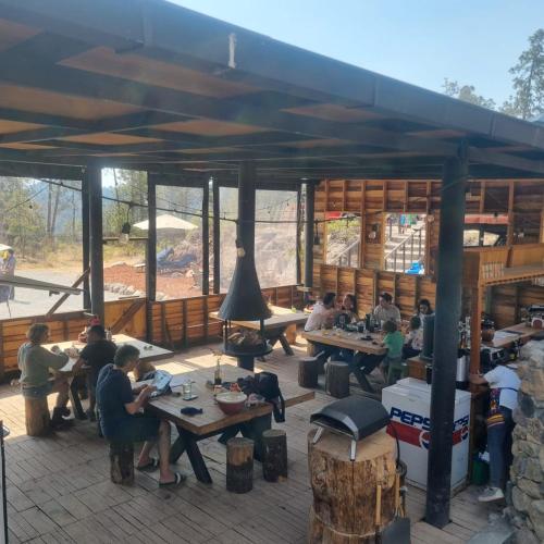 Lobo Glamp corral de piedra