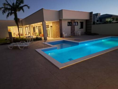 Praia e piscina - carbon neutral hotel in Unknown City