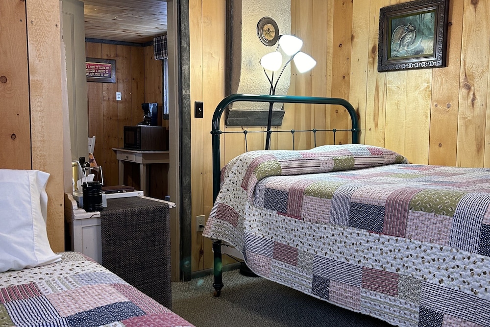 Moore's Old Pine Inn - photo 12