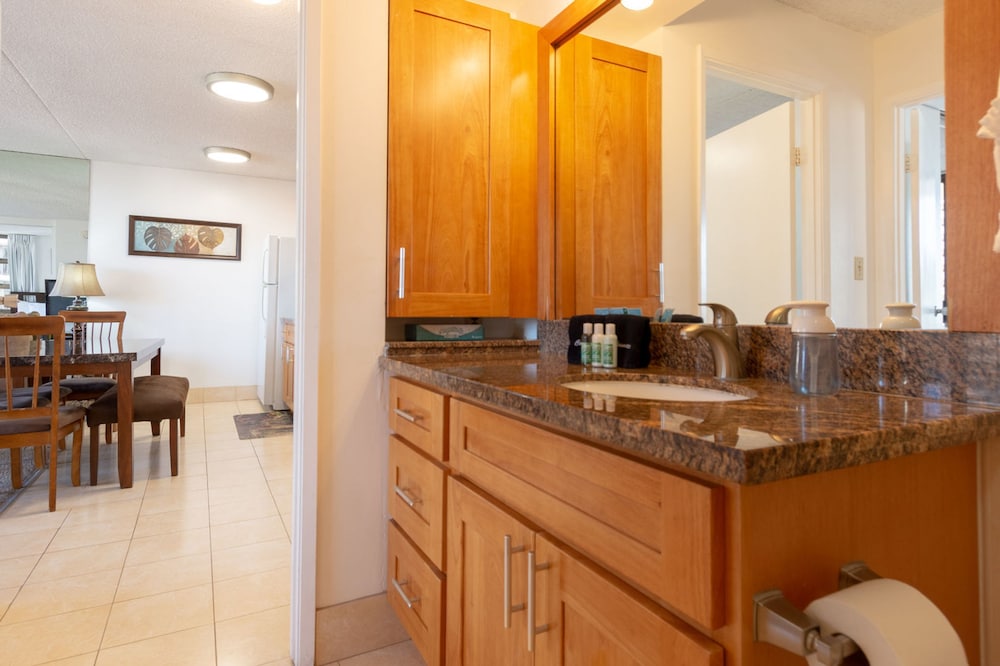 Waikiki Banyan Pool View Tower 1 Suite 1501 - photo 16