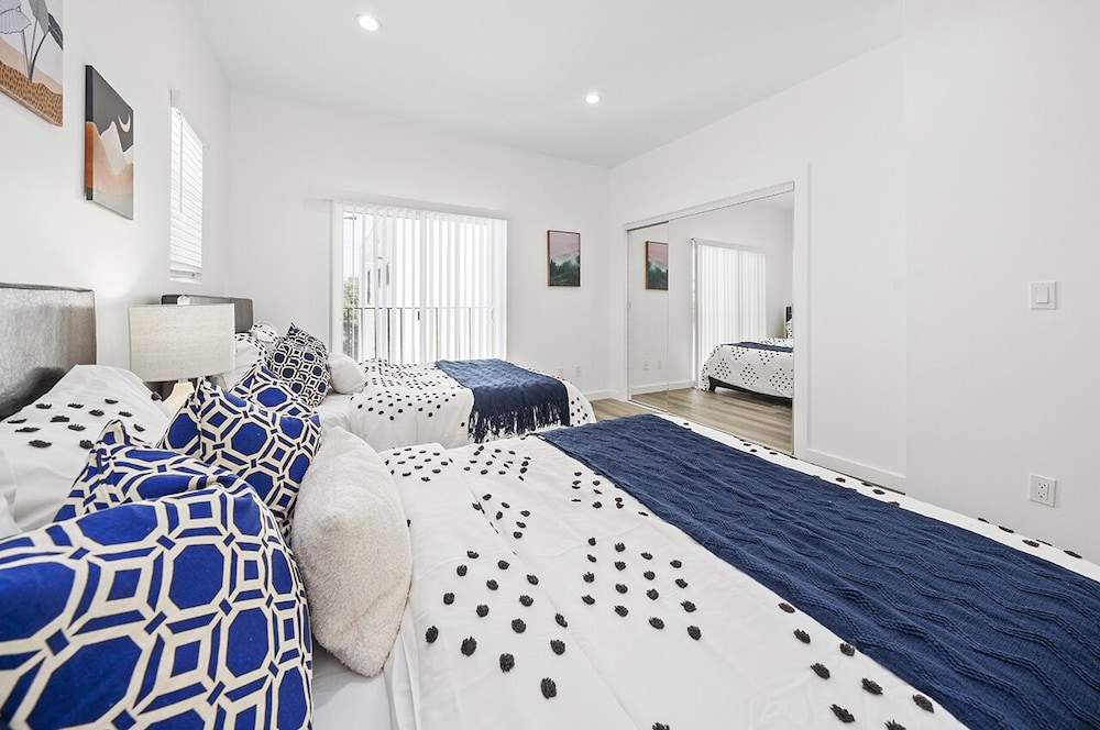 Downtown LA Stylish Bedrooms - photo 12