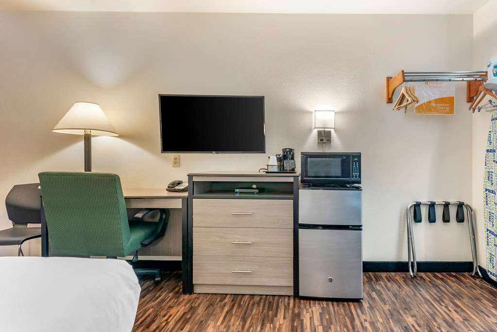 Econo Lodge Pueblo North - photo 21