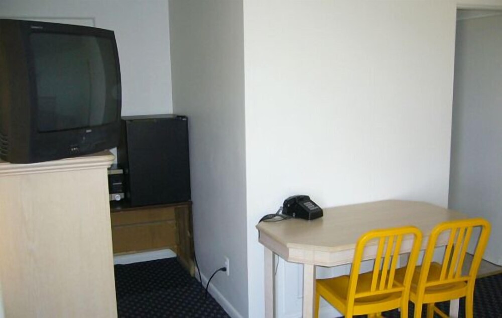 Surrey Motel - photo 3