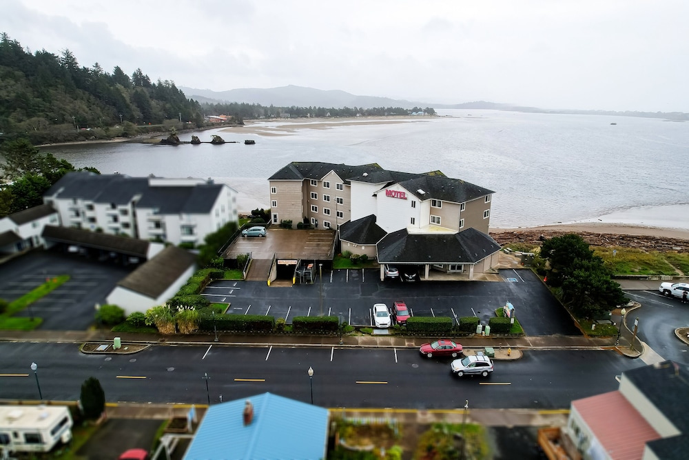 Siletz Bay Beachfront Hotel by OYO Lincoln City - photo 2