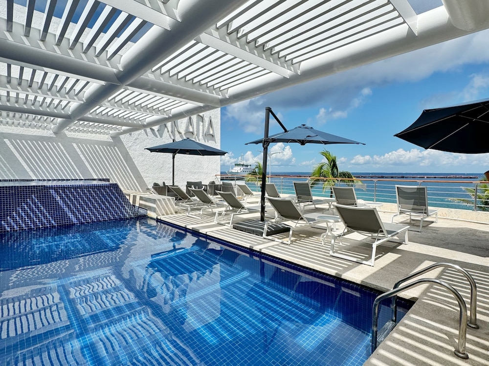 Indoor/outdoor pool