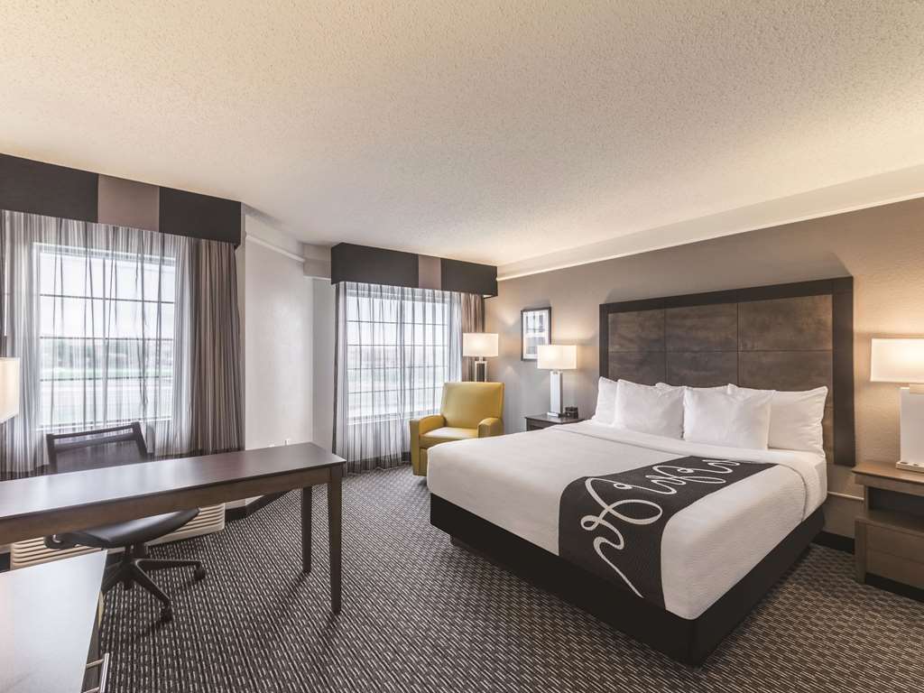 La Quinta Inn & Suites by Wyndham Austin Near The Domain - photo 31
