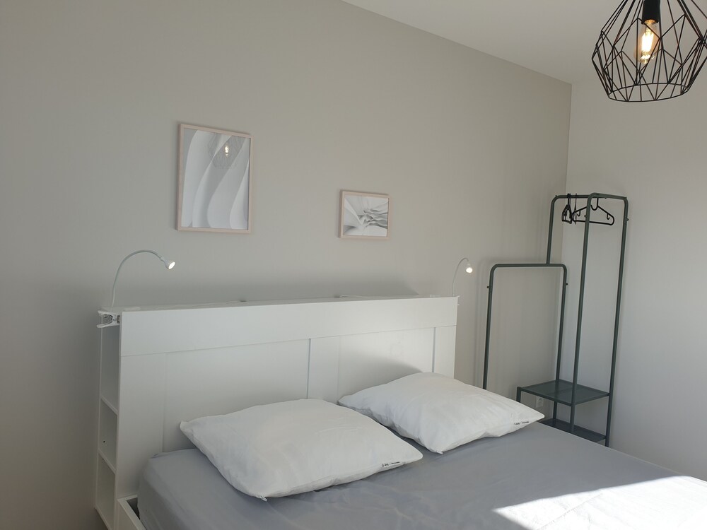 Aux Peupliers de Pradian Baumier — 4-Star Luxury Hotel in Bassens, France