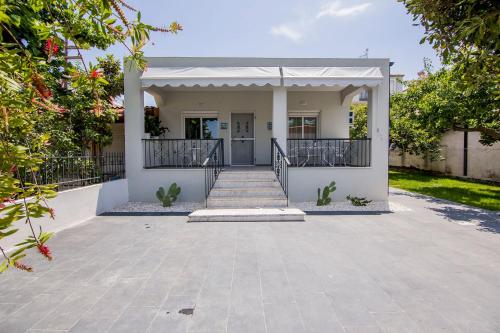 Villa Cactus — 4-Star Luxury Hotel in Paralia Ofryniou, Greece