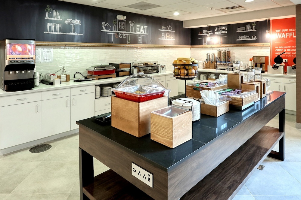 Hampton Inn & Suites Parsippany North - photo 29