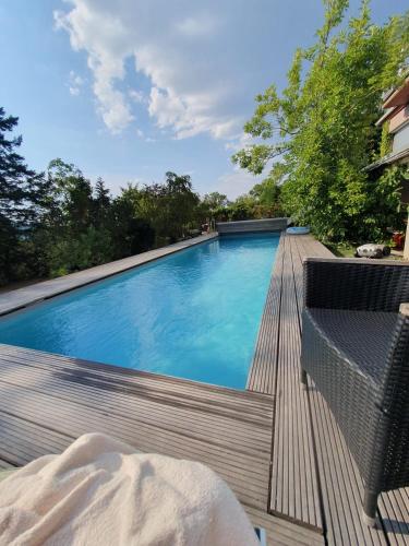 Aussichtszimmer mit modernem Glasbad und Balkon in Koblenz, Germany