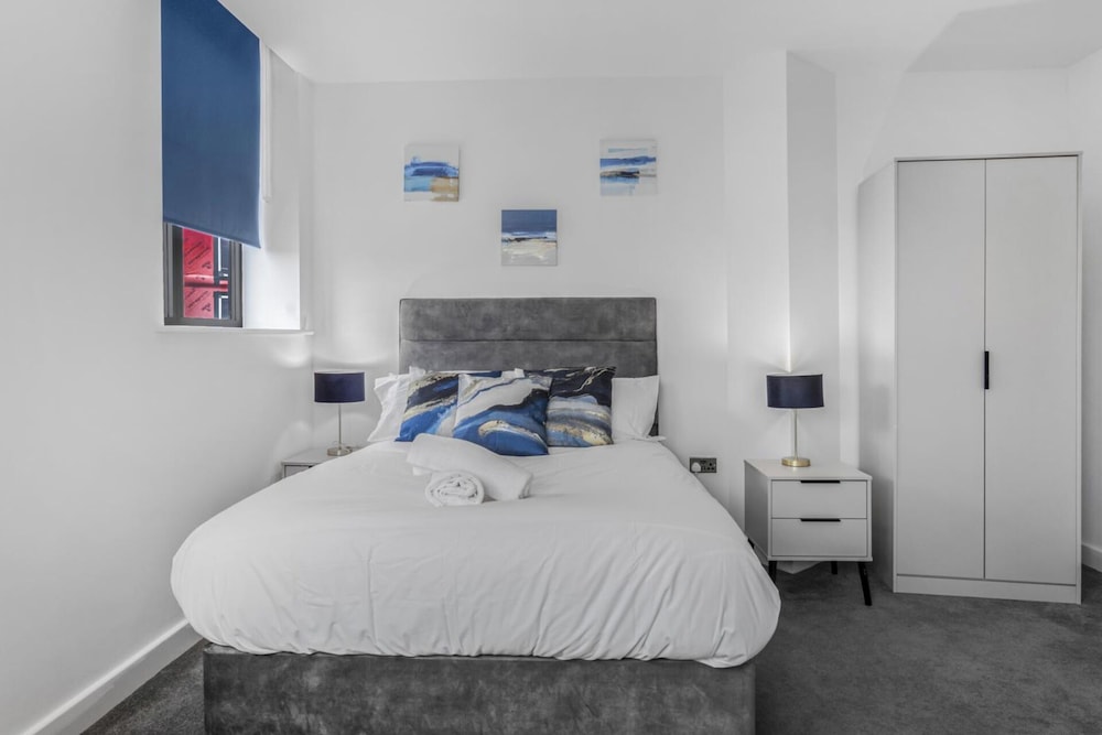 2 Bed Apartment Sleeps 4 Tv & WiFi — 4-Star Luxury Hotel in Birmingham, United Kingdom