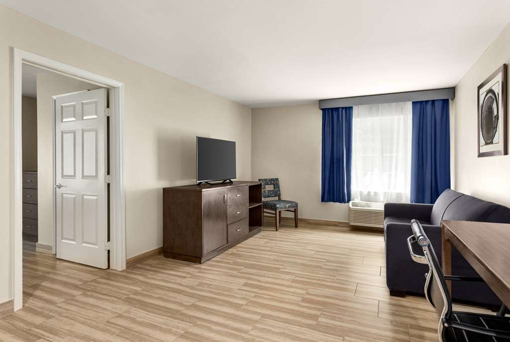 La Quinta Inn & Suites by Wyndham Brownsville North - photo 48