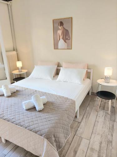 Double Bed In A Room Dorm 5 From Metro — Athens