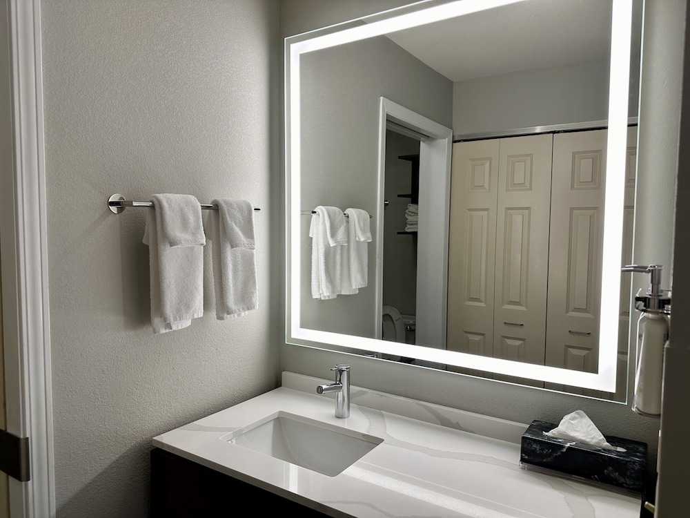 Staybridge Suites Milwaukee West Oconomowoc by IHG - photo 53
