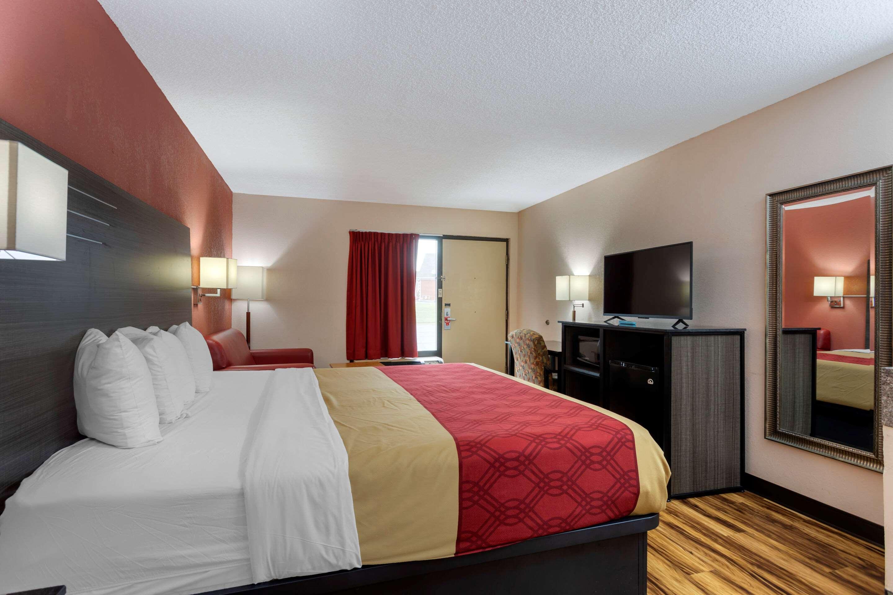 Econo Lodge Madison Airport - photo 22