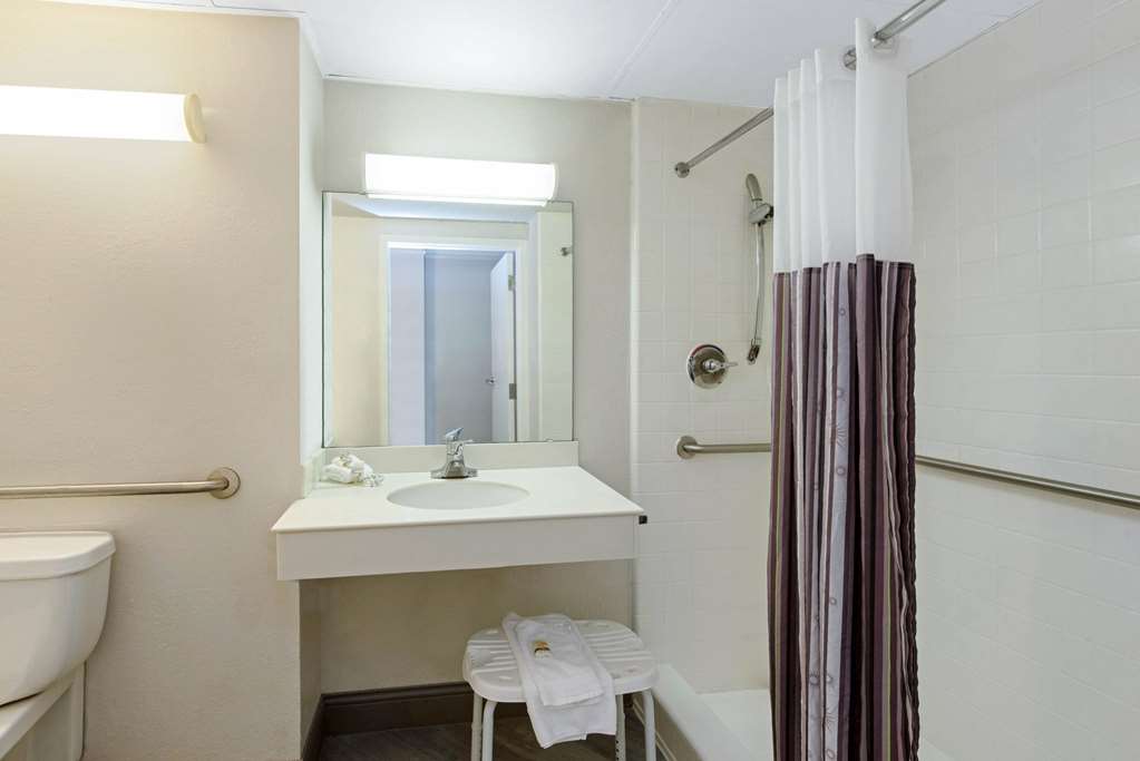 La Quinta Inn & Suites by Wyndham New Orleans Airport - photo 11