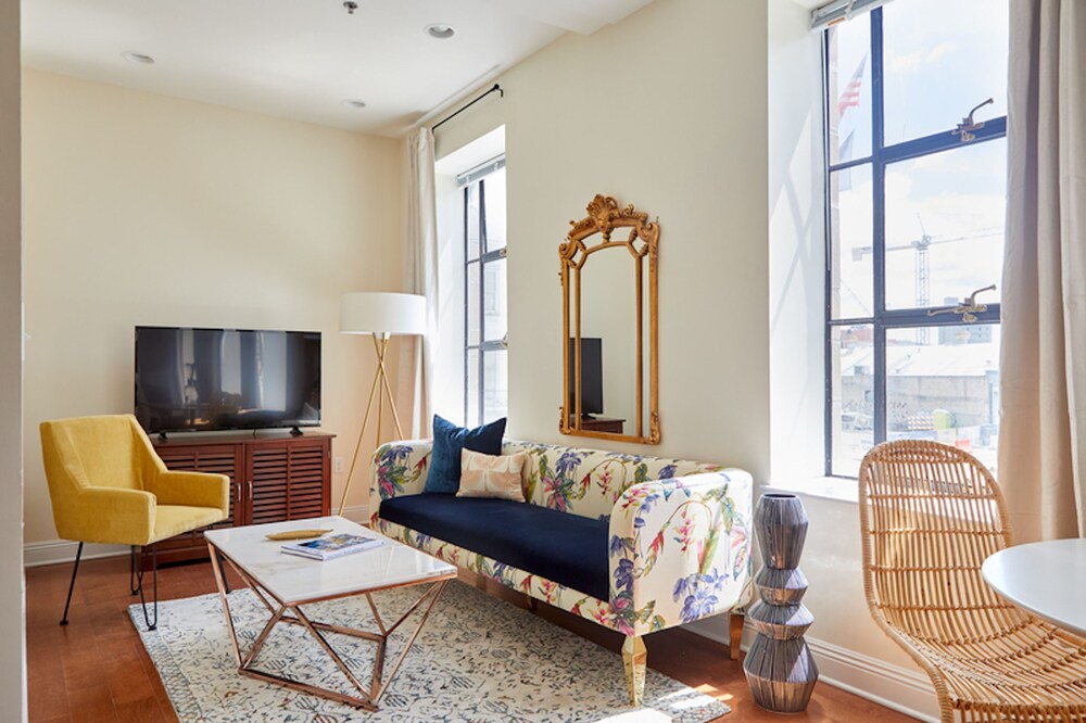 Colorful 2BR in Arts warehouse District by Sonder in New Orleans, United States