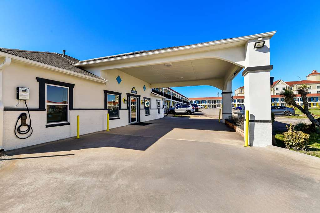 Days Inn by Wyndham Gainesville - photo 4