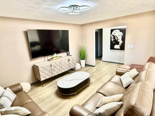 Delightful 3 Bd Home with King size bed hot tub playground — 4-Star Luxury Hotel in Indianapolis, United States