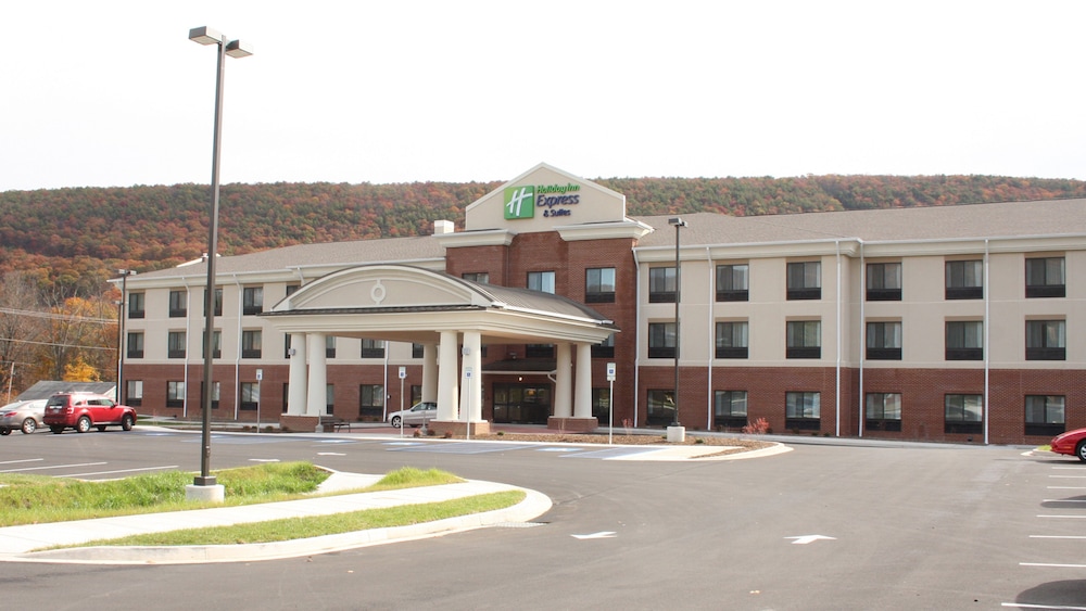 Holiday Inn Express & Suites Cumberland La Vale by IHG — hotel in Cumberland