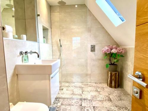 Stunning Little House on Poole Quay Free Secure Parking & WiFi in the heart of the Old Town Great Location Free Parking Fast WiFi Smart TV Newly decorated sleeps 2 Close to Poole & Bournemouth & Sandbanks — 4-Star Luxury Hotel in Poole, United Kingdom