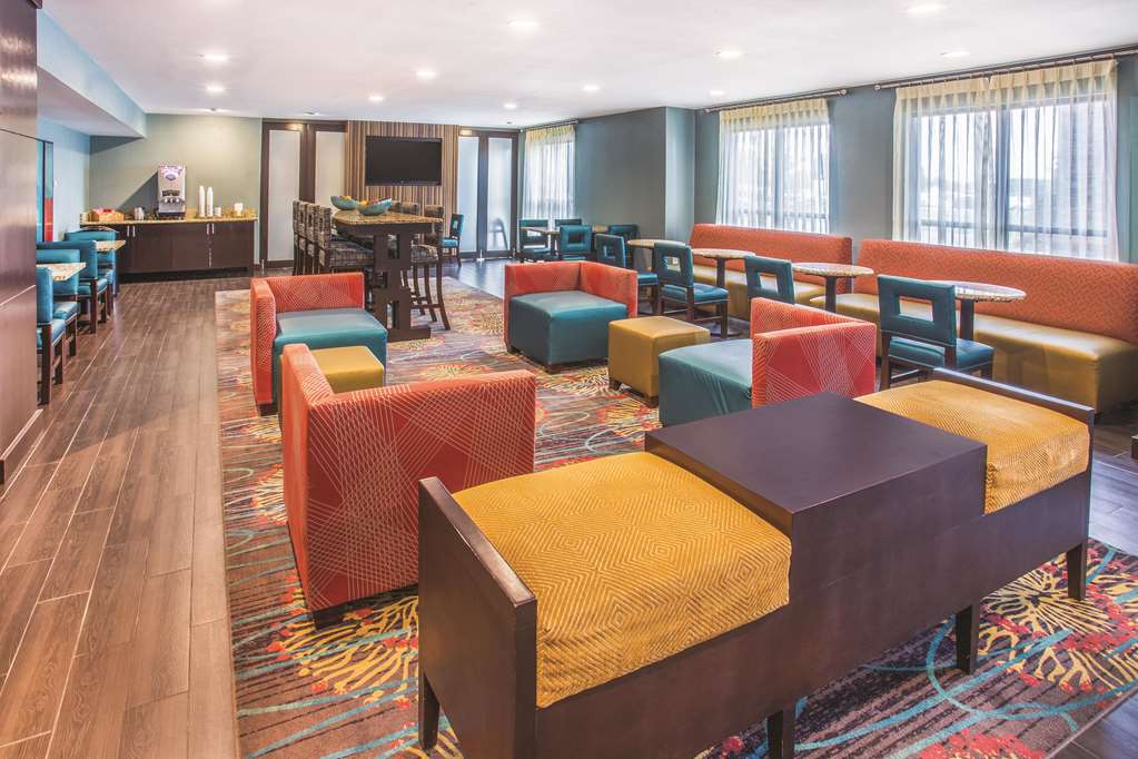 La Quinta Inn & Suites by Wyndham O'Fallon IL St. Louis - photo 4