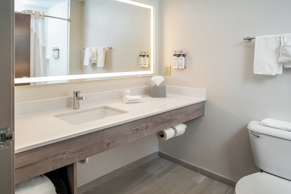 Holiday Inn Express and Suites Fairmont by IHG - photo 37