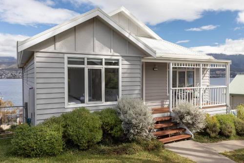 Derwent River Cottage Tranquil Waterfront Living — 4-Star Luxury Hotel in Goodwood, Australia