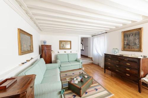 Walk on the water 5 minutes to Rialto Bridge — 4-Star Luxury Hotel in Venice, Italy