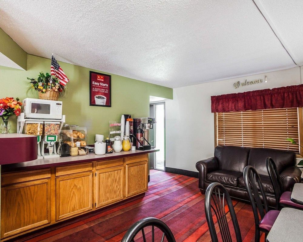 Econo Lodge Urbandale - photo 25