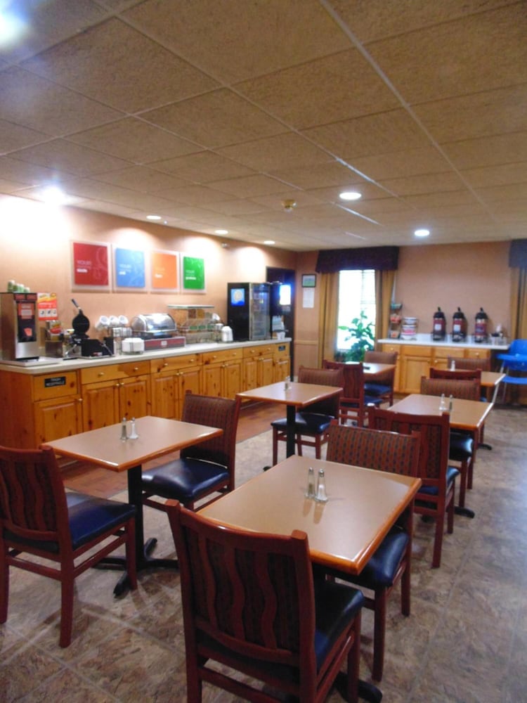 American Inn and Suites Houghton Lake - photo 28