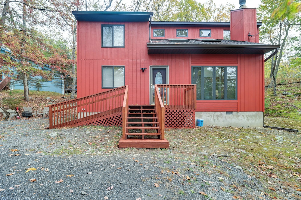 Fire Pit & Gas Grill: Charming Poconos Abode - last minute hotel in Unknown City