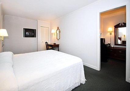 Ambassador Inn - photo 9