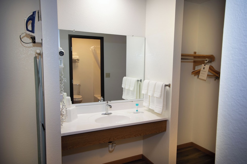 Alliance Hotel & Suites a Howard Johnson by Wyndham - photo 17