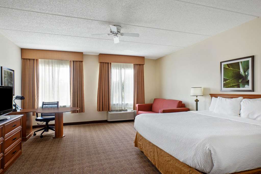 La Quinta Inn & Suites by Wyndham Sawgrass - photo 23