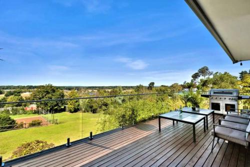Tranquil Fun Entertainer Mt Eliza Scenic Views pet-friendly hotel Moorooduc