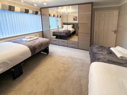 BLUNSDON LODGE Spacious Bungalow High Speed Wi Fi Free Private Parking Garden — 4-Star Luxury Hotel in Swindon, United Kingdom