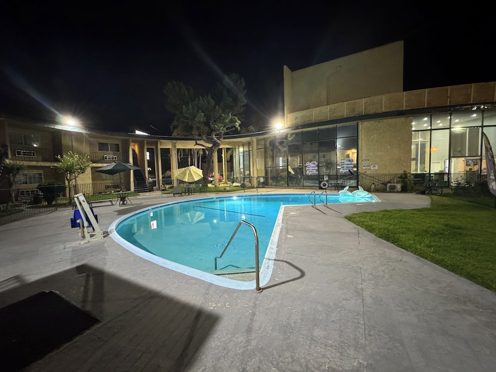 Hometown Inns North Hills - photo 19