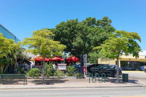 Siesta Key Village Suite #4: a Block To the Beach — 4-Star Luxury Hotel in Siesta Key, United States