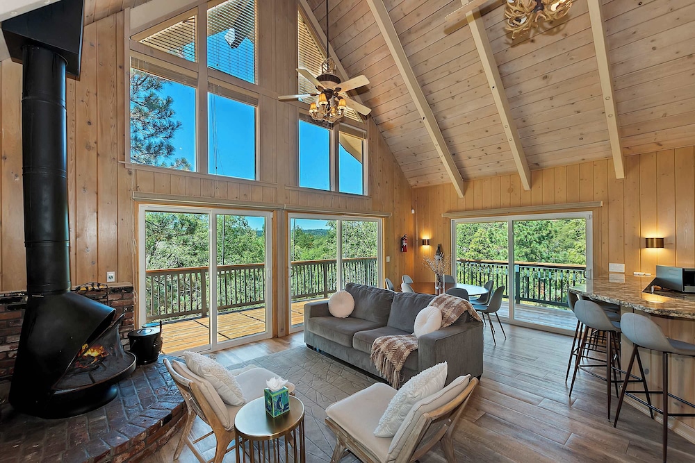 Casa Del Lago Spacious 4 Story Gated Home — 4-Star Luxury Hotel in Lake Arrowhead, United States
