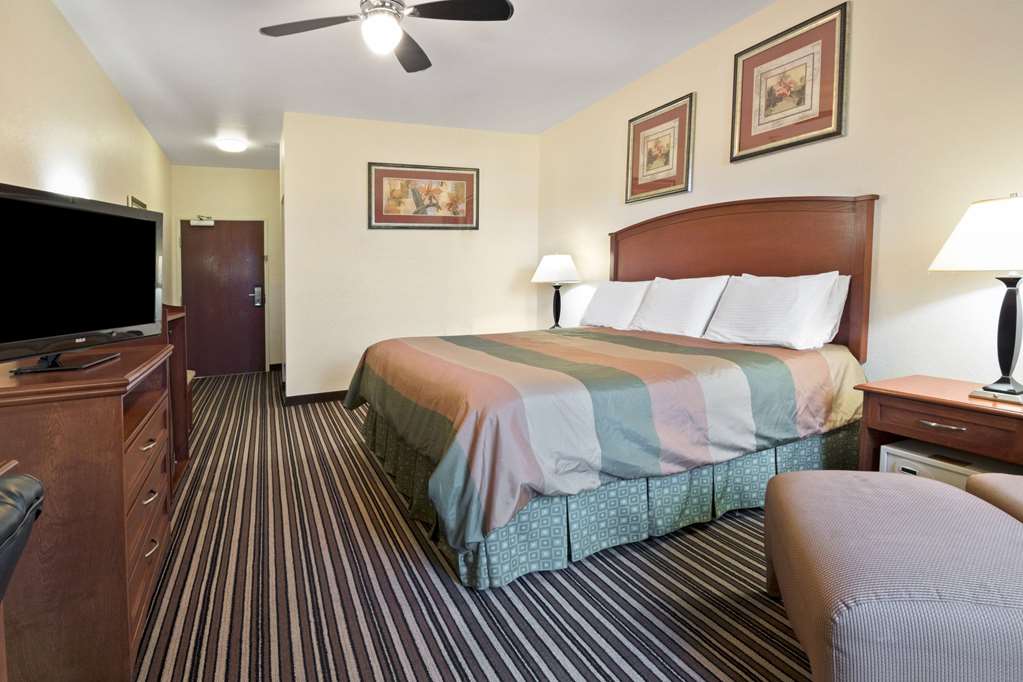 Super 8 by Wyndham Austin Airport South - photo 5
