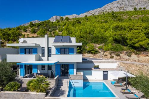 Villa Allegra with 32msq heated pool 300m far from sandy beaches open sea view — 4-Star Luxury Hotel in Omis, Croatia