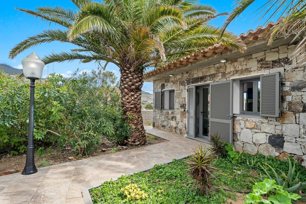 Casa Do Vinho — 4-Star Luxury Hotel in Vila Baleira, Portugal
